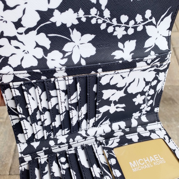 Michael Kors large trifold wallet blue floral - Picture 2 of 3